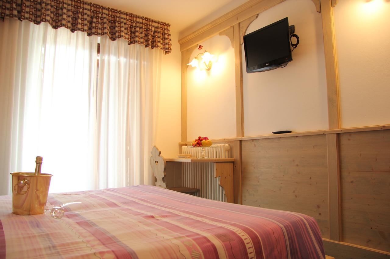 Hotel Lory Pinzolo Exteriör bild