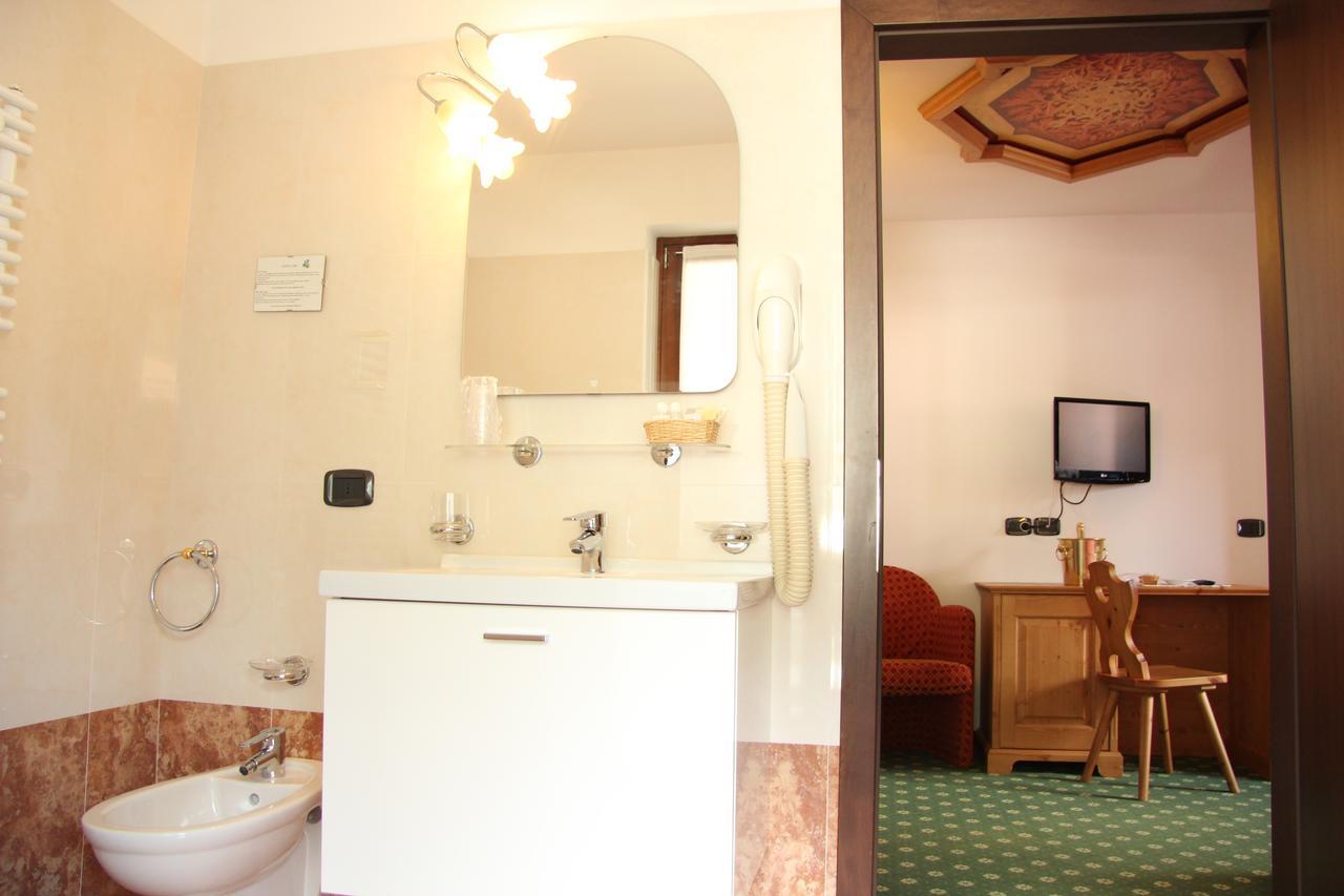 Hotel Lory Pinzolo Exteriör bild
